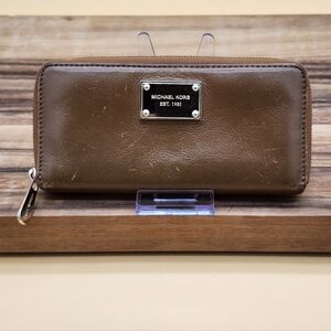 Micha Kors Large Leather Zippered Wallet With Gold Hardware And Finishings